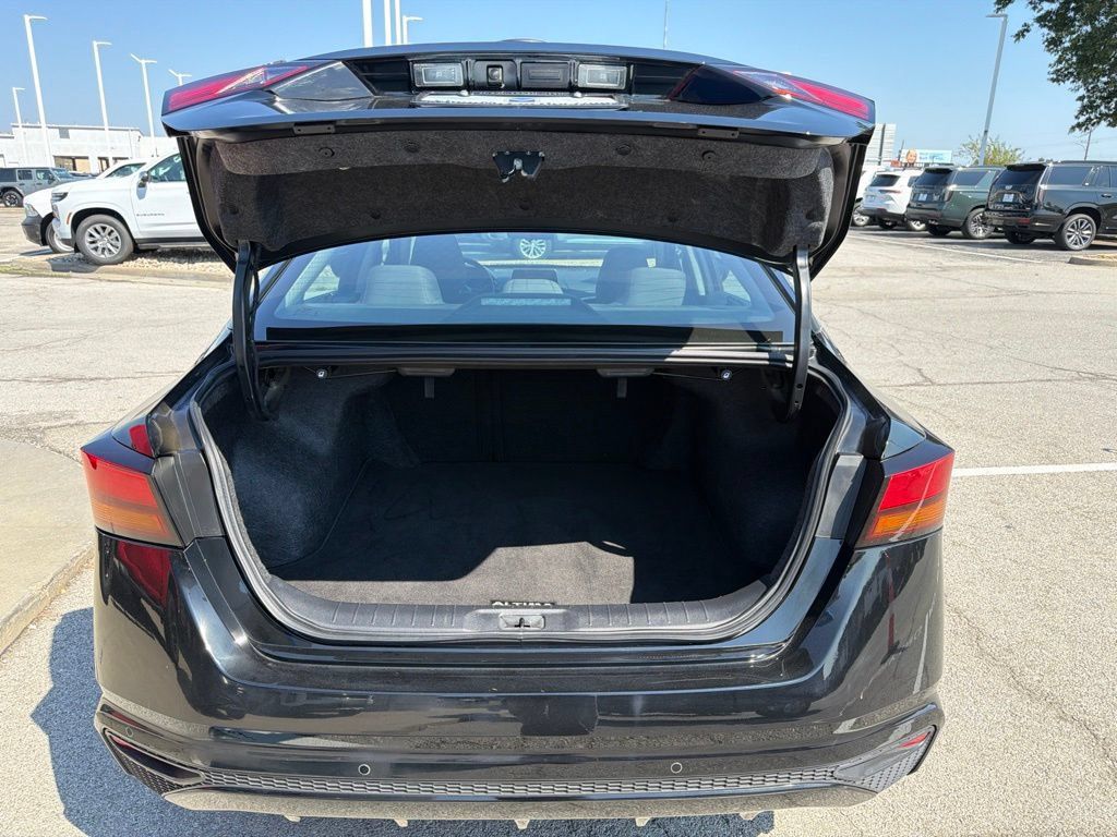 Used 2025 Nissan Altima 2.5 SV FWD image 11