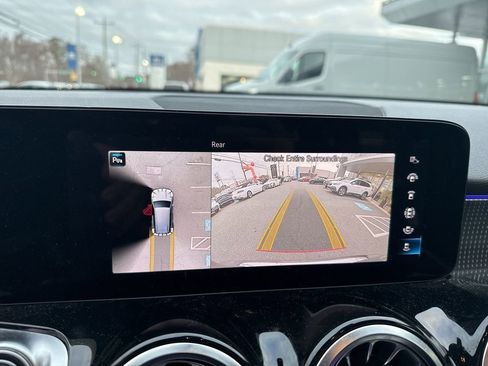 Used 2023 Mercedes-Benz GLB 250 4MATIC image 10