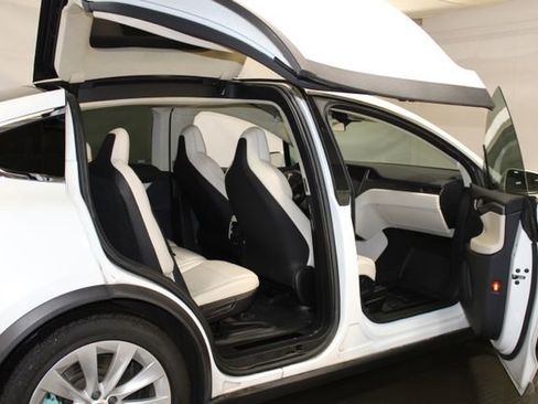 Used 2018 Tesla Model X 75D image 12