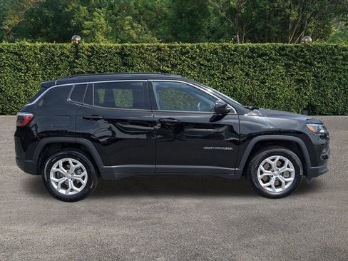 Used 2024 Jeep Compass Latitude AWD/4WD image 3