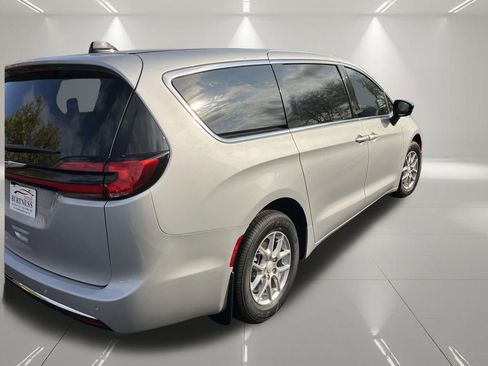 New 2026 Chrysler Pacifica Select image 9