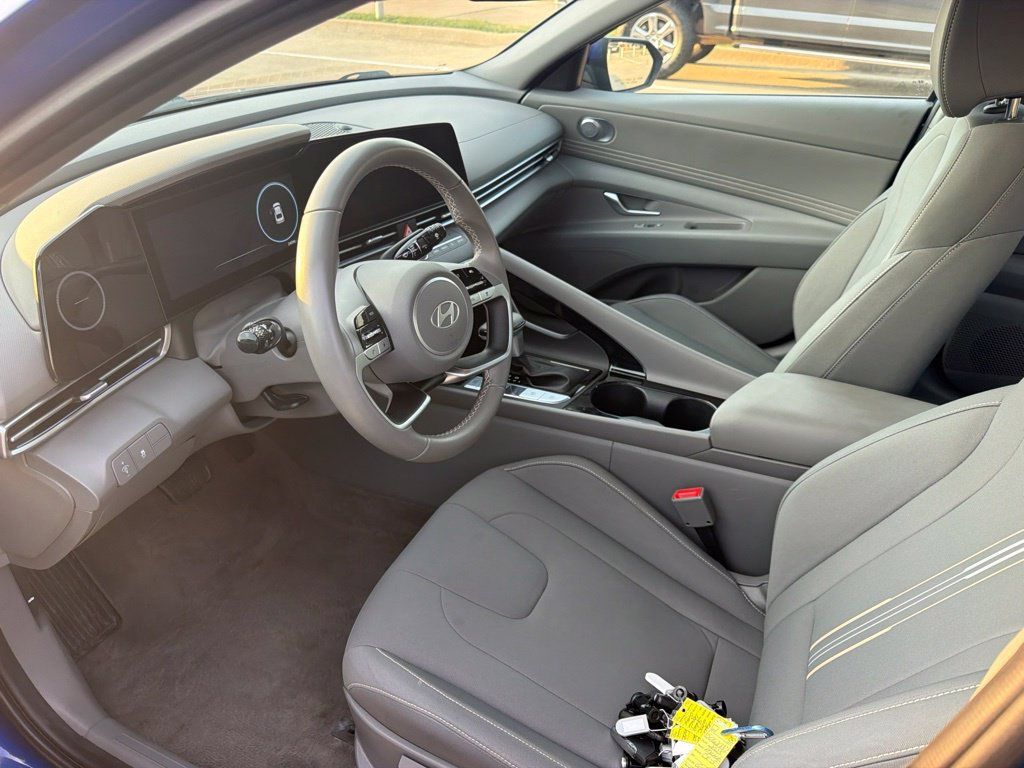 Used 2025 Hyundai Elantra SEL FWD image 8