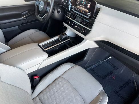Used 2024 Nissan Pathfinder SV w/ SV Premium Package FWD image 15