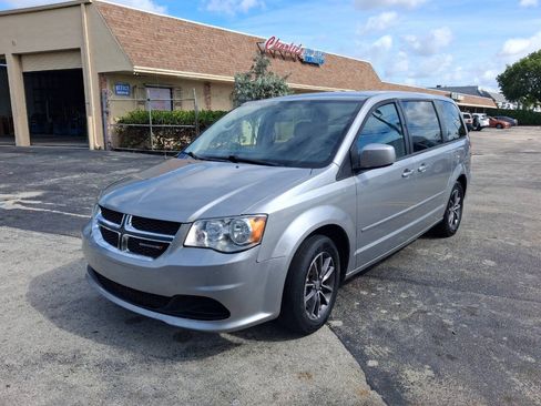 Used 2017 Dodge Grand Caravan SE w/ Power Window Group FWD image 2