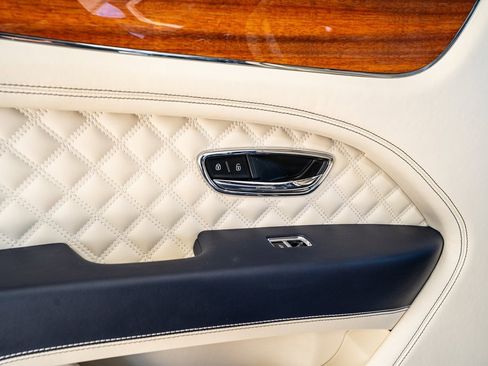 Used 2021 Bentley Bentayga image 56