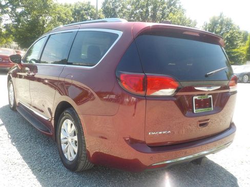 Used 2018 Chrysler Pacifica Touring-L image 3