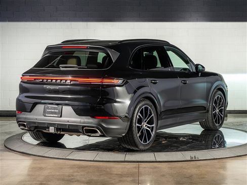 Certified 2025 Porsche Cayenne AWD/4WD image 9