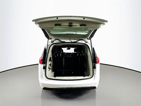 Used 2022 Chrysler Pacifica Touring-L image 36