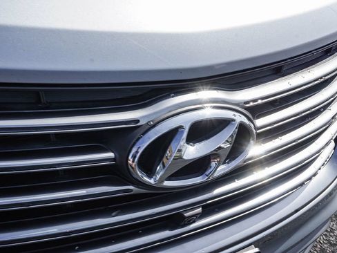 Used 2018 Hyundai Santa Fe Limited FWD image 11