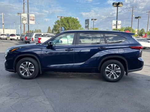 Used 2023 Toyota Highlander XLE AWD/4WD image 3