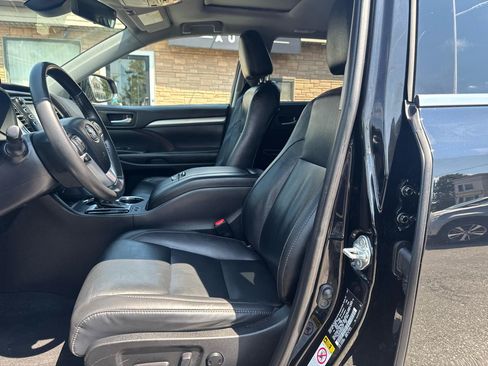 Used 2019 Toyota Highlander XLE AWD/4WD image 25