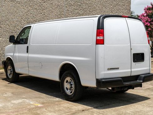 Used 2021 Chevrolet Express 3500 w/ Driver Convenience Package RWD image 11