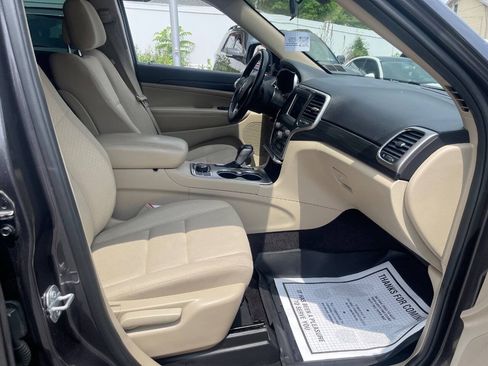Used 2019 Jeep Grand Cherokee Laredo AWD/4WD image 28