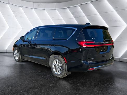New 2026 Chrysler Pacifica Select image 4