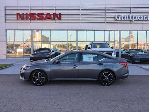 Used 2025 Nissan Altima 2.5 SR w/ SR Premium Package image 3