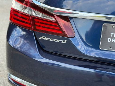 Used 2017 Honda Accord Sport image 9