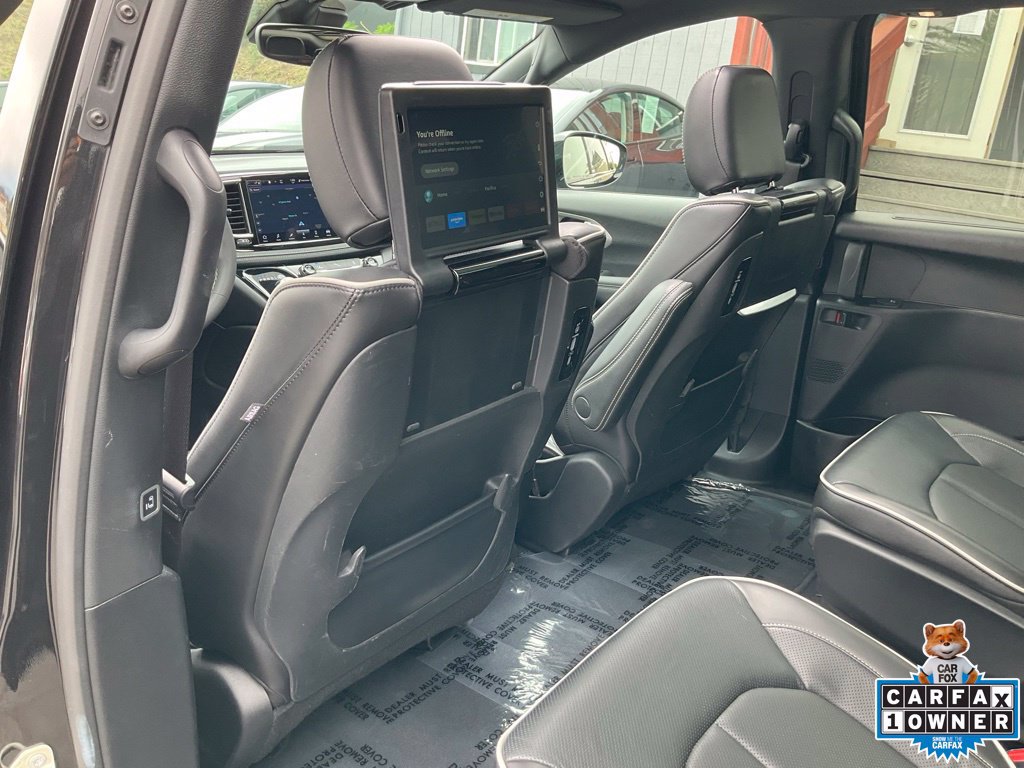 Used 2023 Chrysler Pacifica Limited w/ Uconnect Theater Family Group FWD image 36