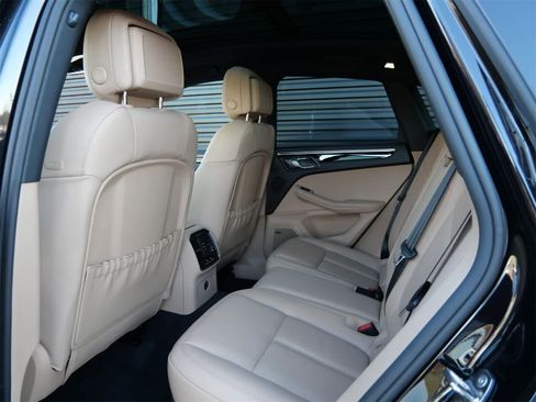 Used 2025 Porsche Macan image 11