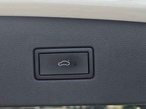 Used 2024 Volkswagen Tiguan SE w/ Panoramic Sunroof Package FWD image 25