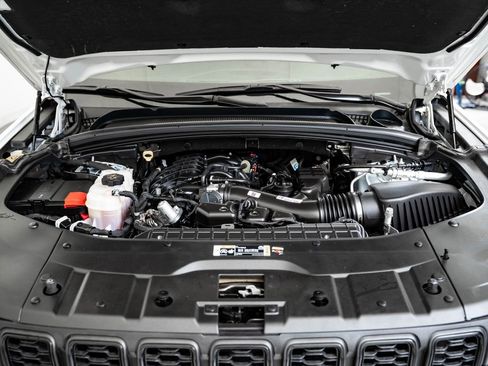 Used 2024 Jeep Grand Cherokee Altitude image 43