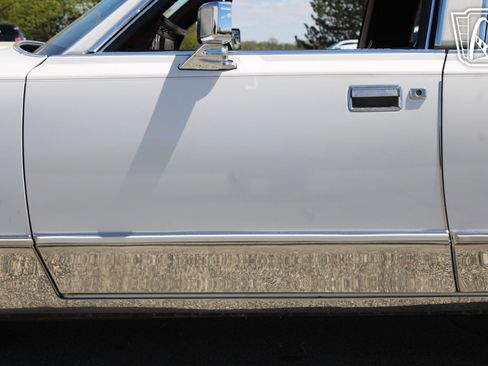 Used 1988 Lincoln Town Car Signature RWD image 35