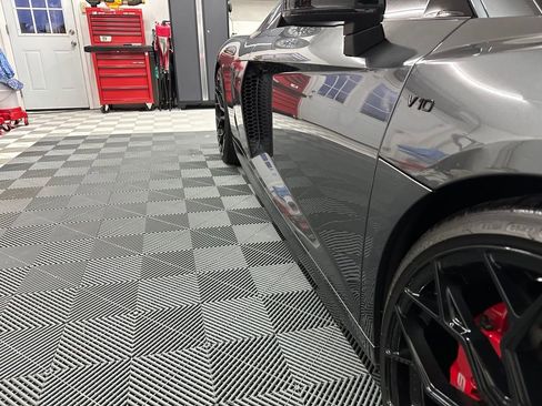 Used 2018 Audi R8 V10 w/ Premium Package image 16