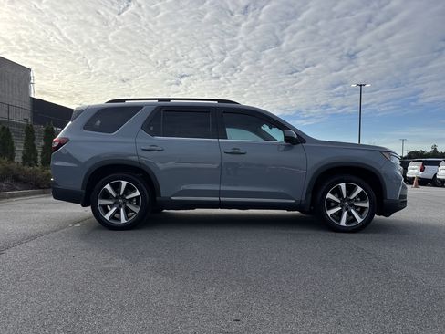 Used 2025 Honda Pilot Touring image 11