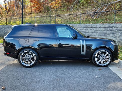 Used 2024 Land Rover Range Rover SE image 11