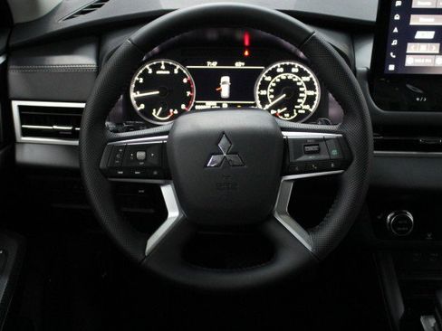 New 2025 Mitsubishi Outlander SE image 21