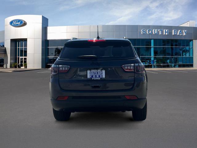 Used 2024 Jeep Compass Latitude w/ Convenience Group AWD/4WD image 4