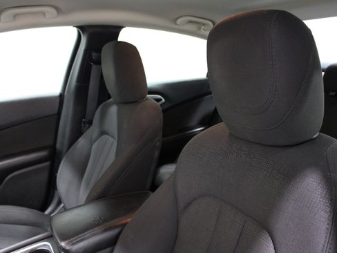 Used 2015 Chrysler 200 Limited FWD image 4