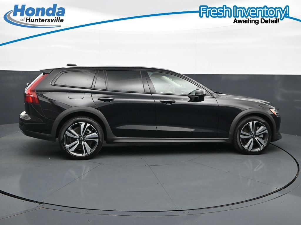 Used 2025 Volvo V60 B5 Cross Country Plus AWD/4WD image 11