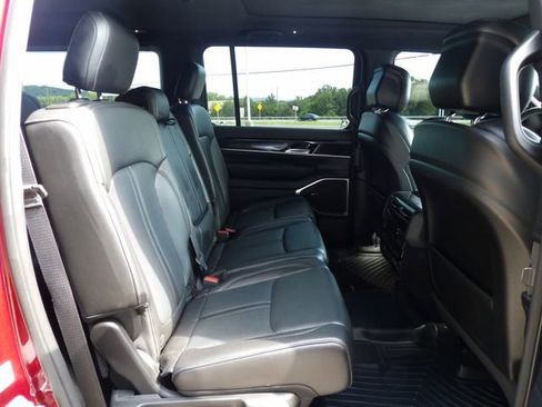 Used 2024 Jeep Wagoneer 4WD w/ Premium Group I image 12