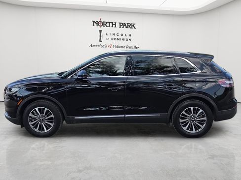 Used 2022 Lincoln Nautilus FWD w/ Premium Package image 2