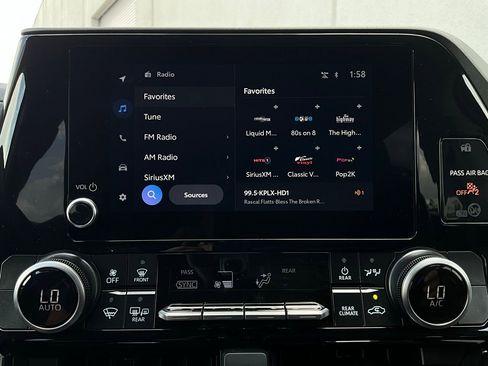 Used 2025 Toyota Highlander LE image 32