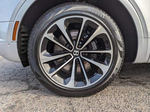 Used 2018 Bentley Bentayga AWD/4WD image 51