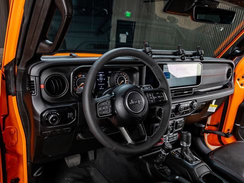 Used 2025 Jeep Wrangler Unlimited Rubicon AWD/4WD image 17