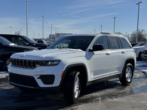 Used 2024 Jeep Grand Cherokee Laredo w/ Luxury Tech Group I image 15