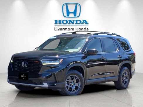 Used 2025 Honda Pilot TrailSport image 2