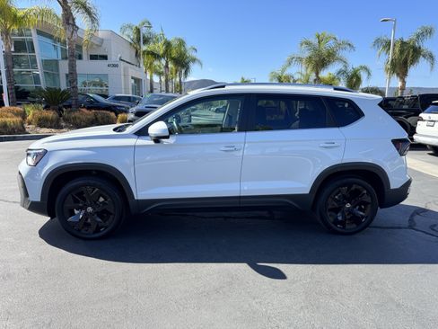 Used 2025 Volkswagen Taos SE image 7