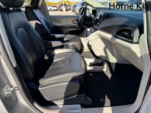 Used 2017 Chrysler Pacifica Touring-L image 24