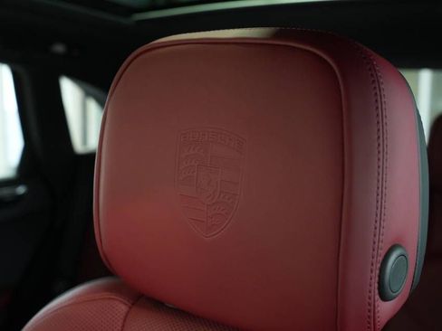 Certified 2025 Porsche Macan AWD/4WD image 34