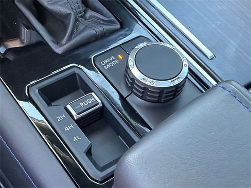 Used 2025 Toyota Sequoia Platinum image 31