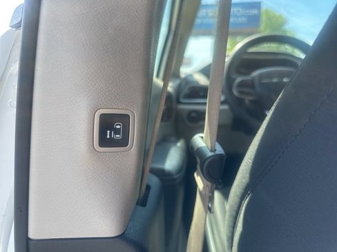 Used 2022 Chrysler Voyager LX FWD image 19