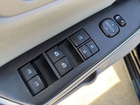 Used 2016 Toyota Camry SE w/ Moonroof Package image 11