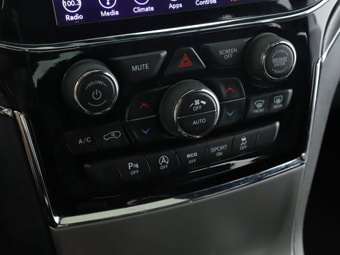 Used 2019 Jeep Grand Cherokee Limited AWD/4WD image 15