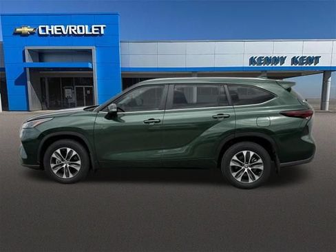 Used 2024 Toyota Highlander XLE AWD/4WD image 33