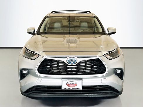 Used 2023 Toyota Highlander XLE AWD/4WD image 2