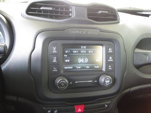 Used 2017 Jeep Renegade Latitude w/ Cold Weather Group AWD/4WD image 18
