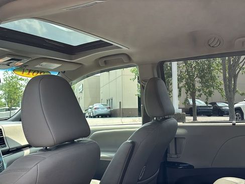 Used 2017 Toyota Sienna XLE w/ XLE Navigation Package FWD image 30